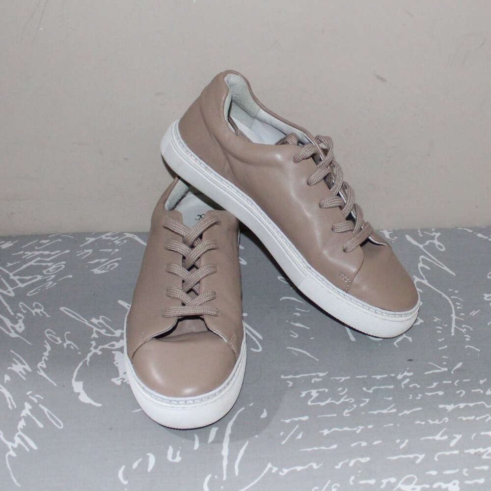 13aEC LADIES JOHNSTON & MURPHY SOFT LEATHER SNEAKERS    6 1/2